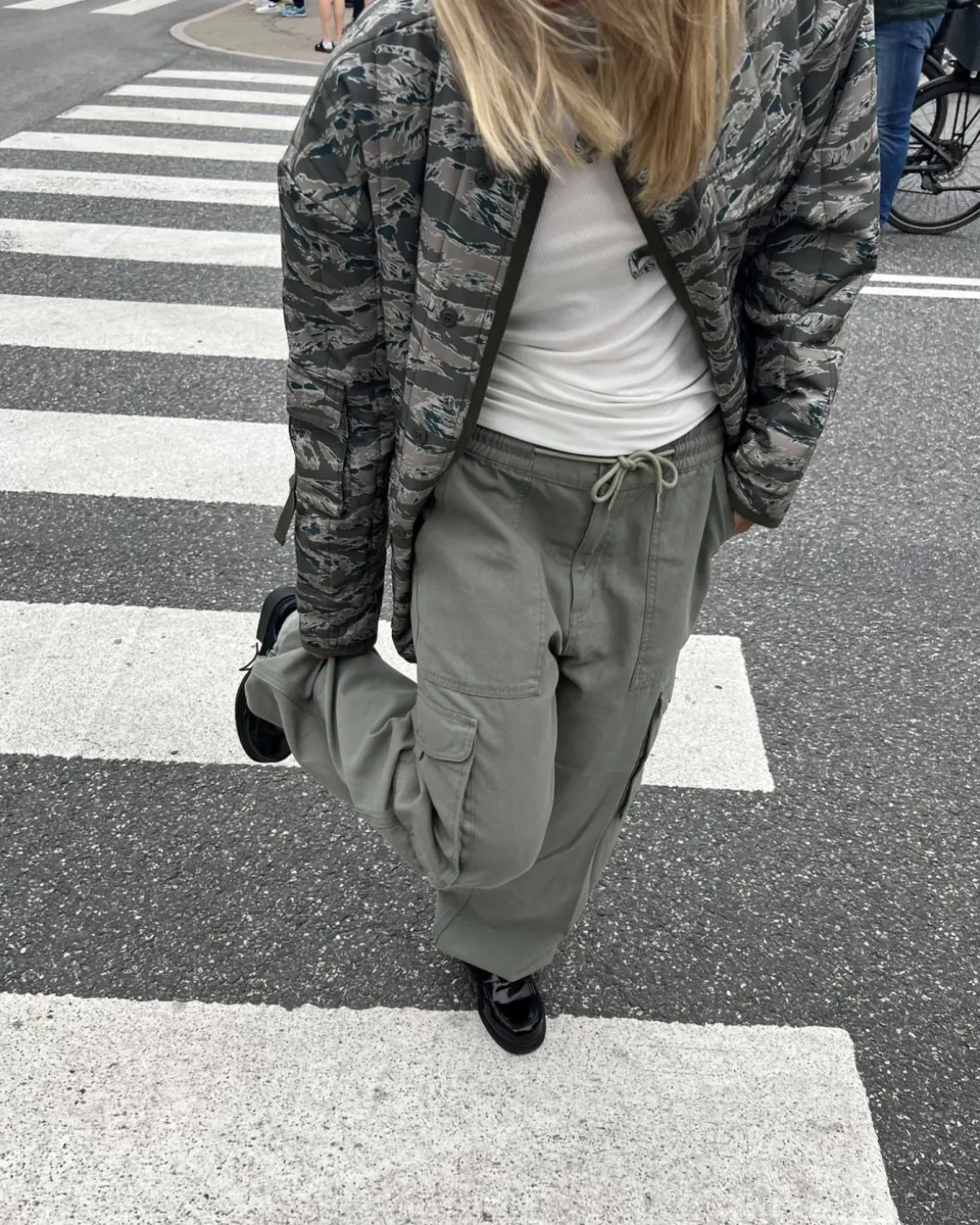 EMIKOSW TROUSERS - Sage green